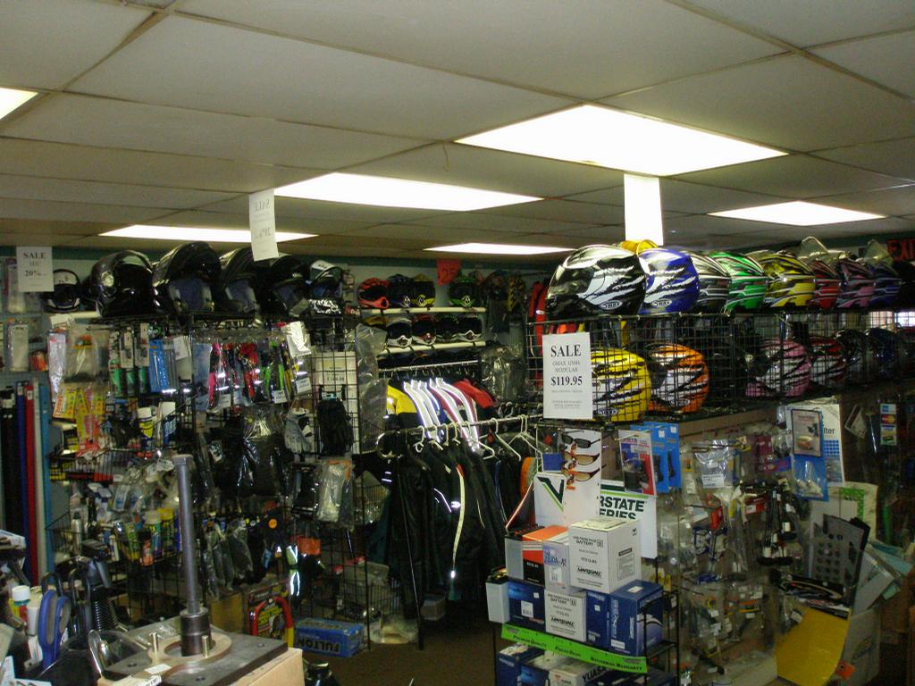 Fox discount store Fox Discount is family owned and has been in business for over 37 years. We offer a large selection of gifts and decorative accessories. Our main focus is decorative flags for both everyday and holiday use.